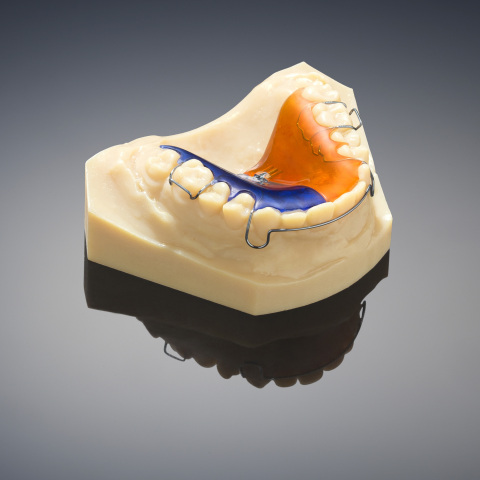The Objet Eden260VS Dental Advantage supports applications including stone models, surgical guides and veneers. (Photo: Stratasys Ltd.)