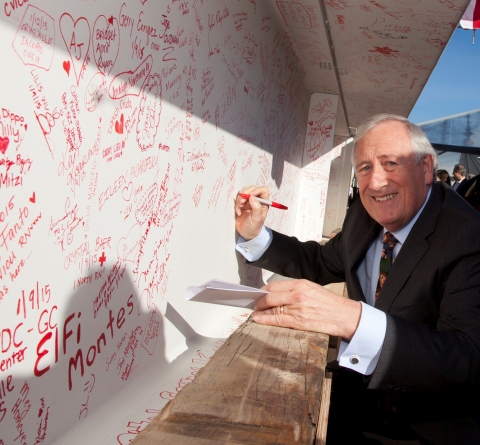 Christopher G. Dawes, president and CEO of Lucile Packard Children's Hospital Stanford, signs the final steel beam for the hospital expansion during the Topping Off Ceremony on January 14, 2015. (Photo: Business Wire)