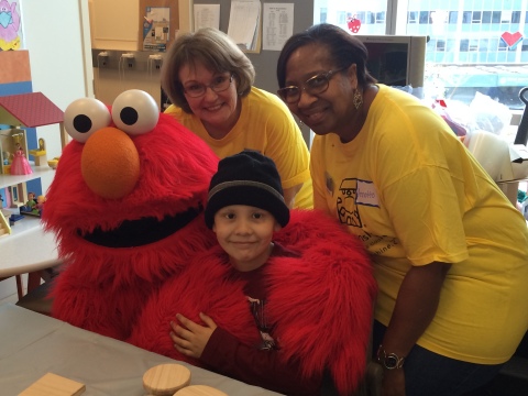 Volunteers from UnitedHealth Group, and Sesame Street’s Elmo, a partner of UnitedHealthcare’s Food for Thought program, are pictured with a young patient at today’s Project Sunshine Winter Party at Miller Children’s & Women’s Hospital Long Beach (Photo courtesy of Project Sunshine).