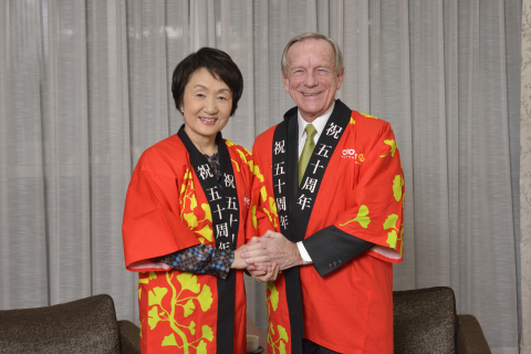 Jim Thompson thanks the Mayor of Yokohama, Fumiko Hayashi, for hosting Crown Worldwide for the past 50 years (Photo: Business Wire)