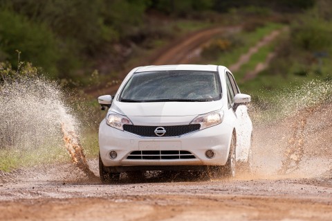 Nissan challenges Chicago's dirtiest slush with "World's Cleanest Car" (Photo: Business Wire)