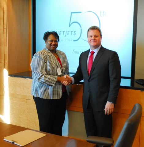 FAA Deputy Administrator for NextGen Pamela Whitley and NetJets Global Chief Operating Office and President of NetJets Aviation Bill Noe shake hands after signing new five year agreement for development and implementation of NextGen projects. (Photo: Business Wire)