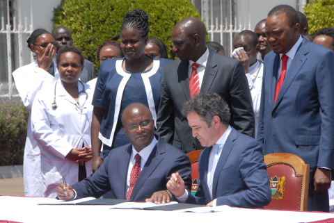 Kenyan Cabinet Secretary James Macharia signs wide scale radiology modernization agreement with Farid Fezoua, President and CEO, GE Healthcare Africa, presided over by Kenyan President Uhuru Kenyatta and Deputy President William Ruto (Photo: Business Wire)