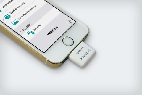 東芝：業界初、iPhone/iPad/iPod対応のTransferJet（TM）アダプタ「TJ-LT00A」 （写真：ビジネスワイヤ）