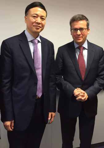 Group Picture of EU Commissioner Carlos Moedas and ZTE CEO Shi Lirong (Photo: Business Wire)