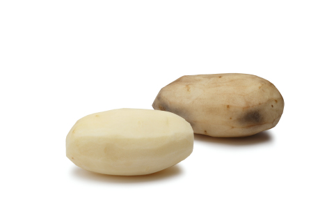 Innate™ Russet Burbank potato (left) next to a conventional Russet Burbank potato (right) 30 minutes after peeling. Courtesy: J.R. Simplot Company (Photo: Business Wire)