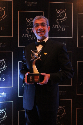 IGATE CEO Mr. Ashok Vemuri with Winners' trophy at 6th Enterprise Asia Entrepreneurship Awards - 2015 (Photo: Business Wire)