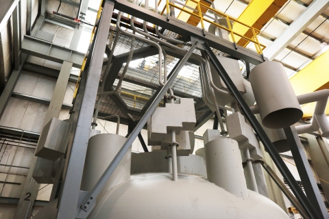 NuScale Power’s full-scale upper module mockup of its NuScale Power Module includes all major components: the upper portion of the containment vessel, major piping such as steam, feed water, and CVC, control rod drive mechanisms, major valves such as isolation valves and ECC valves, and the module access platform. (Photo: Business Wire)