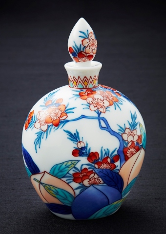 Imari porcelain perfume bottles created by traditional craftsman Shinji Hataishi who has been trained in and continues the tradition of Nabeshima Kiln techniques, which have created numerous articles presented to Japanese aristocrats since feudal times, will also be on display for guests to enjoy. (Photo: Business Wire)