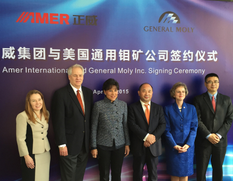 Signing Ceremony: General Moly Announces Strategic Partnership with AMER International Group, April 17, 2015, Guangzhou, China From L to R – Translator, Bruce Hansen, Chief Executive Officer of General Moly, Penny Pritzker, U.S. Secretary of Commerce, Wang Wenyin, Chairman of AMER International Group, Jennifer Zimdahl Galt, U.S. Consul General in Guangzhou, China, Tong Zhang, Group Vice President, AMER International Group (Photo: Business Wire)