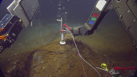 Capturing volcanic bubbles for chemical and isotopic analysis at a depth of ~180m in the center of the active Caribbean volcano Kick ‘Em Jenny. Credit: Keith Wood/Ocean Exploration Trust
