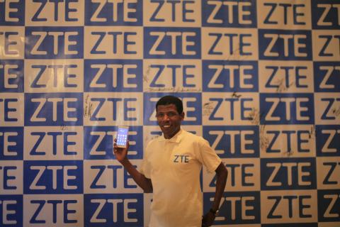 Olympic hero Haile Gebrselassie sporting ZTE smartphone (Photo: Business Wire)