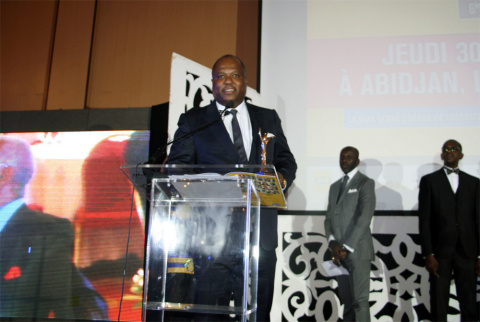 M. Etoka recevant son prix (Photo: Business Wire).