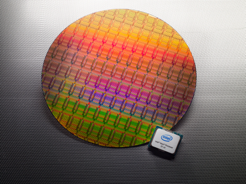 Intel Xeon Processor E7 v3 wafer and CPU package (Photo: Business Wire)