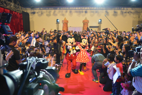 The audience at the latest Wonderful World with Globe event welcomed the special guests for the evening, the iconic Disney characters Mickey and Minnie Mouse. (Photo: Business Wire)