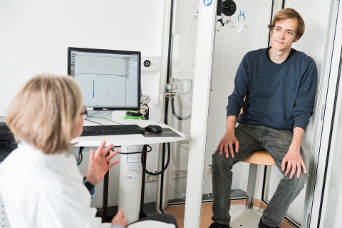 Vorbereitung zur Lungenfunktionsmessung im Bodyplathysmographen am Fraunhofer ITEM: Die Lungenfunktion der Patienten mit Asthma verbesserte sich signifikant durch die Behandlung mit dem neuen inhalativen Medikament »SB010« der Firma Sterna Biologicals. (Foto: Business Wire)