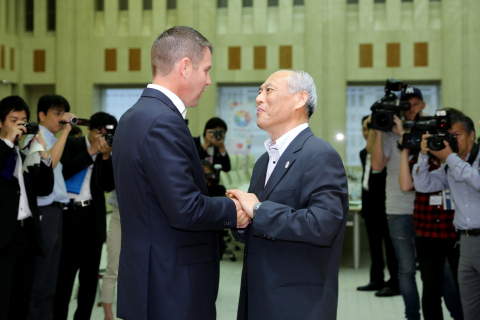 The Premier of the Australian State of New South Wales, Mr Mike Baird, meets the Governor of Tokyo, Mr Yoichi Masuzoe, in Tokyo. (Photo: Business Wire)