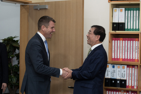 The Premier of the Australian State of New South Wales, Mr Mike Baird,
(left) meets the Mayor of Seoul, Mr Park Won-soon, in Seoul today.