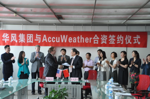 华风气象传媒集团总经理石曙卫先生与美国AccuWeather公司首席执行Mr. Barry Lee Myers先生在合资协议签约仪式上握手合影(照片：美国商业资讯)