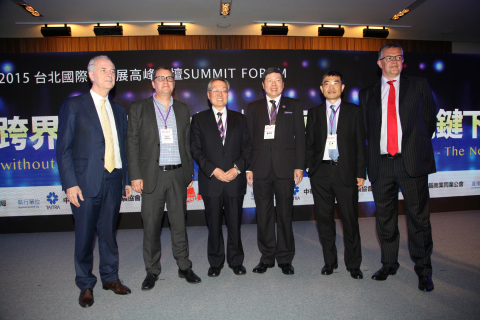 Group photo taken at the Summit Forum of COMPUTEX TAIPEI 2015 on June 3 (Photo: Business Wire)