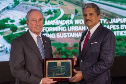Michael Bloomberg, C40 Board President, presents a Plaque to Anand Mahindra, Chairman, Mahindra Group, on the occasion of Mahindra World City Jaipur becoming the first project in Asia to achieve Stage 2 Climate Positive Development certification from C40 Cities Climate Leadership Group (Photo: Business Wire)