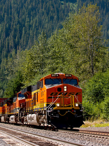 A BNSF intermodal train travels along its Northern Corridor route. (Photo: Business Wire)