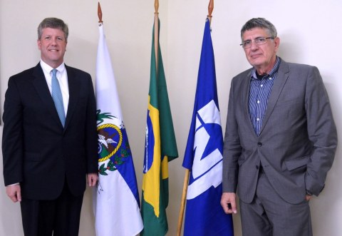 Jaime Wallwitz Cardoso (RIGHT), president, Nuclebras Equipamentos Pesados S.A. (NUCLEP) joins Graham Cable (LEFT), vice president, Westinghouse Electric Company to sign a Memorandum of Understanding that would further strengthen Brazil’s energy sector. (Photo: Business Wire)