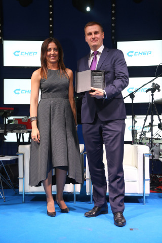 Kinga di Salvo, Managing Director of CHEP Poland and Baltics presents Arkadiusz Glinka, director of transportation at C.H. Robinson in Central Europe with the CHEP 'Long term business relationship - The longest transportation cooperation' award at the CHEP anniversary gala held in Warsaw, Poland on June 18, 2015. Credit: C.H. Robinson