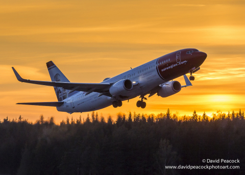 Norwegian Air's 737-800 departing at sunset (Photo: Business Wire)