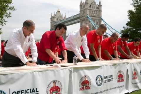 Papa John's Founder, John Schnatter, joins in with his employees to help Papa John's break the GUINNESS WORLD RECORD for the most number of people tossing pizza dough simultaneously. (Photo: Business Wire)