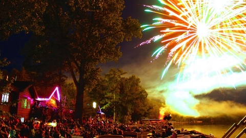 Hayward Famous Dave's July 3rd Fireworks Bash over Round Lake (Photo: Famous Dave's)