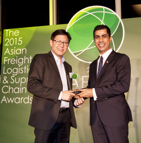 John Chen (left), general manager of C.H. Robinson's Hong Kong office accepts the Best Green Logistics Operator award from Asia Cargo News at the Asia Freight, Logistics and Supply Chain Awards (AFLAS). (Photo: Business Wire)