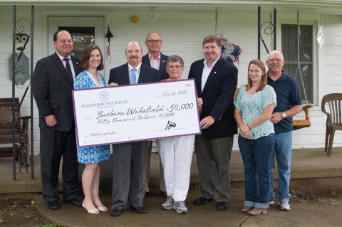 Berkshire Hathaway HomeServices $50,000 Sweepstakes winner Barbara Wakefield (fifth from left) along with granddaughter Cassie Fannin and husband Richard Wakefield (far right) accept a check from network representatives (from left) Dave Parks and Judy Parks, broker/owners of Berkshire Hathaway HomeServices Parks and Weisberg, REALTORS, Louisville, KY; Kerry Donovan, HSF Affiliates marketing VP; Chip Diehl, sales manager, Berkshire Hathaway HomeServices DeMovellan Properties, Lexington, KY; and Anthony DeMovellan, president of DeMovellan Properties. The Wakefields reside in Lawrenceburg, KY. (Photo: Business Wire)
