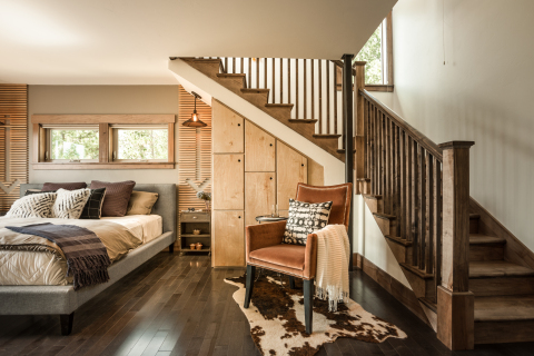 The Blog Cabin master bedroom is fully modern with tons of closet space and sliding doors to the outdoor balcony. A staircase inside the room leads to an exclusive loft which is a private escape from the rest of the house, also with its own balcony overlooking the lake. (Photo: Business Wire)