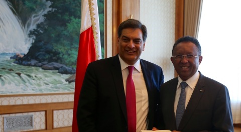 His Excellency Hery Rajaonarimampianina, President of the Republic of Madagascar with Mr. Paul Hinks, Chief Executive Officer, Symbion Power (Photo courtesy Corporate Council on Africa) 