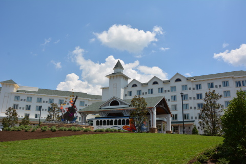Dollywood's DreamMore Resort guests are greeted by a spectacular arrival experience at the 300-room property in Pigeon Forge, Tennessee. The resort is the first for Dolly Parton and The Dollywood Company. (Photo: Business Wire)