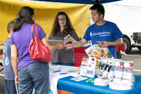 UnitedHealthcare representatives talk about food insecurity, which is due to poor access to healthy food across the state, while also providing nutrition education at the farmers market in Everett, Washington. (Photo: Kim Doyel)