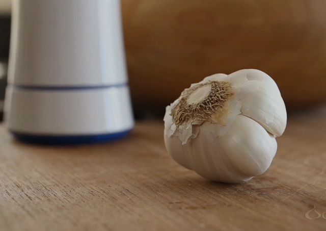 How to peel garlic using the Garlic Shaker. garlicshaker.com