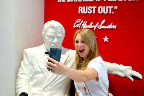 Statue selfies with the Colonel (Photo: Business Wire)