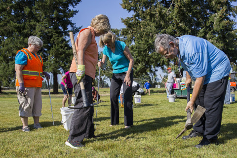 Volunteers from UnitedHealth Group join Give an Hour and RallyPoint/6 in a landscape service day project at American Lake Veterans Golf Course. United Health Foundation donated $1.6 million to Give an Hour in Tacoma, Wash., for military and veterans mental health services (Photo: Suzi Pratt).