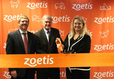 From left, Jon Lowe, vice president, Zoetis U.S. Cattle and Equine business; Mayor Chris Beutler, Lincoln, Nebraska; and Betty Mason, Zoetis site leader, Lincoln, Nebraska cut a ribbon to mark the completion of the 19,000 square foot, three-story expansion to the Zoetis Global Manufacturing and Supply facility in Lincoln, Nebraska. (Photo: Business Wire)