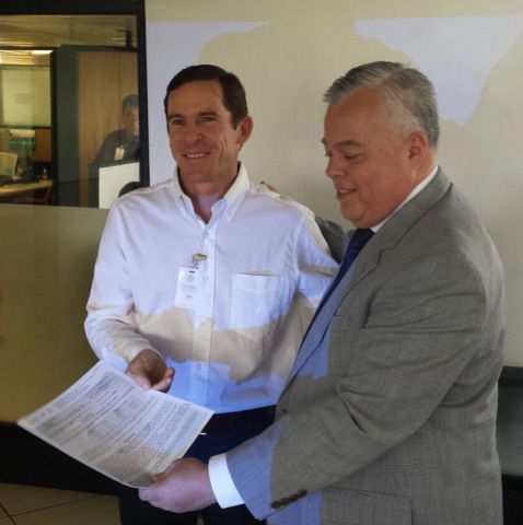 Mario Aguilar, Commissioner of CONAPESCA, and Pablo Konietzko, Director of Earth Ocean Farms, receiving the concession. (Photo: Business Wire)