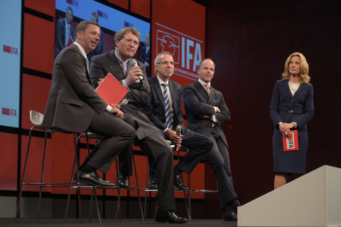 From left to right: Jens Heithecker; IFA Executive Director, Dr. Reinhard Zinkann, Chairman Household Appliances Divisions ZVEI, Hans-Joachim Kamp, Chairman of the Supervisory Board of gfu, Dr. Christian Göke, CEO of Messe Berlin, and Melinda Crane (moderator) (Photo: Business Wire)