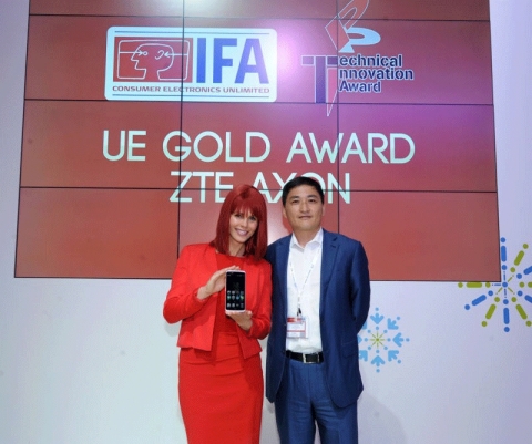 Kan Yulun, CEO of EMEA & LATAM, ZTE Mobile Devices (right), collects "User Experience Gold Award" for ZTE Axon from Miss IFA (left) at IFA 2015 (Photo: Business Wire)