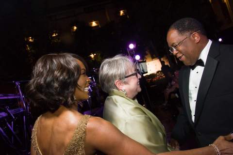 Angela Bassett and Kathy Bates enjoy an evening at Special Needs Network's 2014 Evening Under the Stars with LA County Supervisor Mark Ridley-Thomas. (Photo: Business Wire)