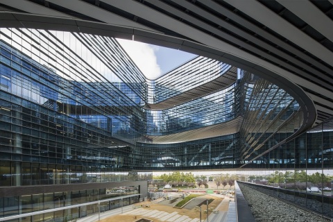 Dazzling interior courtyard view of new Samsung Electronics Device Solutions headquarters for the Americas  (Photo: Business Wire)