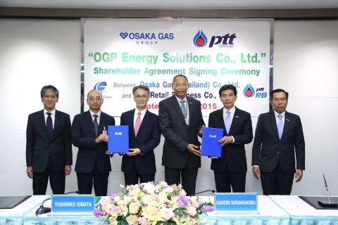 調印式の様子: 大阪ガス　東南アジア代表　木全吉彦　(左から3人目)、　PTT　ガス事業部長　チャークリー・ブラナカノン　(右から3人目)　（写真：ビジネスワイヤ）