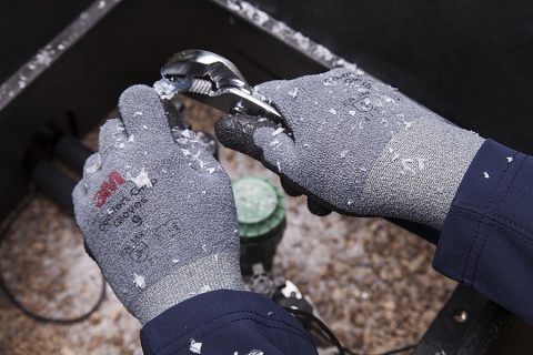 3M™ Comfort Grip Winter Gloves provide excellent hand protection, dexterity and warmth in cold weather applications. Photo credit: 3M