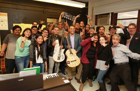 Stacey Wong's class at Juan Morel Campos Secondary School presented a guitar to Dinesh Paliwal, Chairman, President and CEO of HARMAN in gratitude for the company's commitment to a new partnership with Little Kids Rock – part of HARMAN's global CSR initiative, HARMAN Inspired. (Photo: Business Wire)