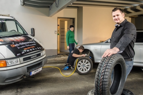 Ein mobiler Reifenservice spart dem Autofahrer wertvolle Zeit und hat viele Vorteile. Foto: Delticom AG/ReifenDirekt.at, Hannover (Foto: Business Wire) 